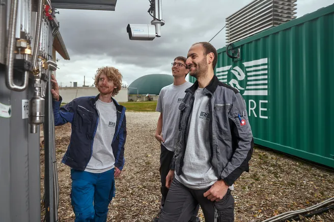 Maximilian Hauck, Felix Fischer und Jeremias Weinrich an der Prototypanlage BioCORE, einem alternativen Anlagenkonzept mit Hochtemperatur-Brennstoffzellen